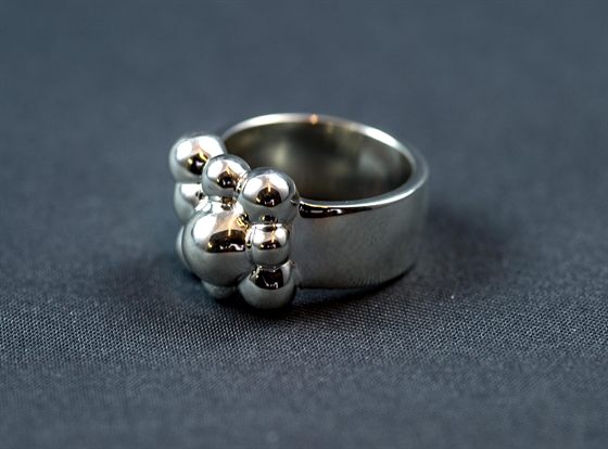 Bague en métal poli, jonc large orné d'une grappe de sphères