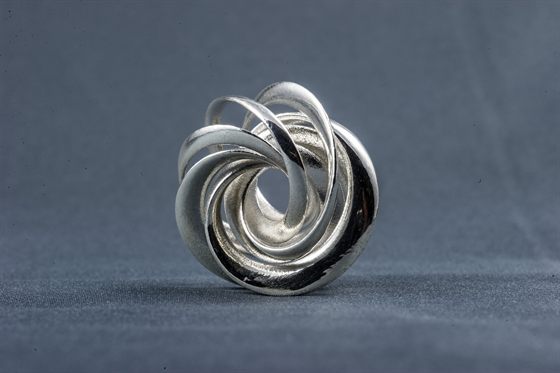 Bague en argent formée de rubans entrelacés en nœud