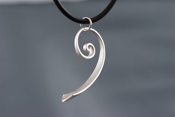 Pendentif en argent en forme de spirale allongée, sur cordon